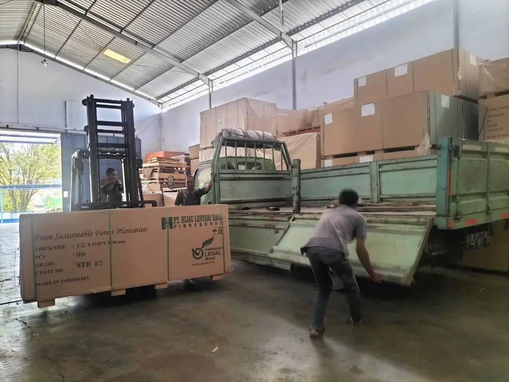 Loading MDF E2 15 mm bersertifikat SVLK - distributor MDF Cilegon
